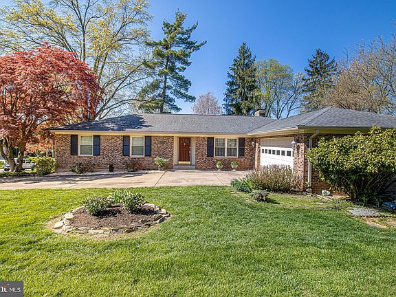 3rd image of 1328 Titania Ln