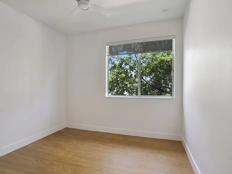 1326 W Fig St — Photo 30