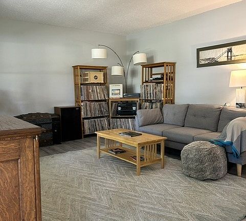 5th image of 301 Westhampton