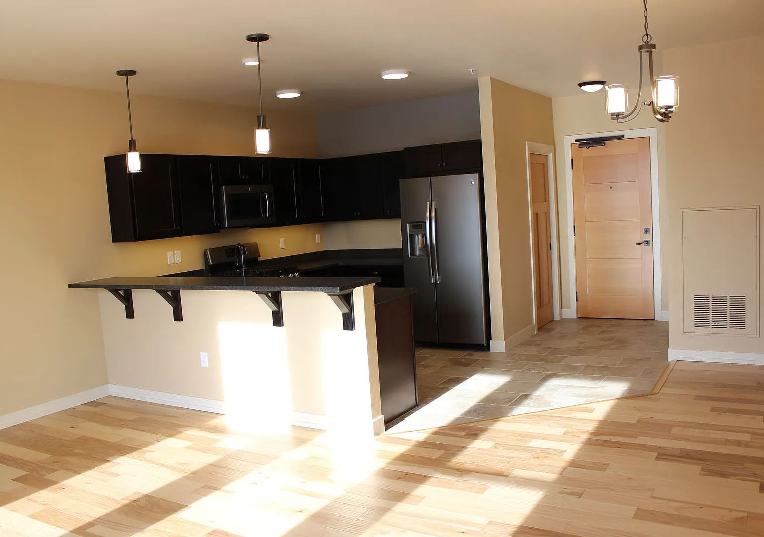Polleys Square Luxury 2 Bedroom Condo For Rent — Photo 3