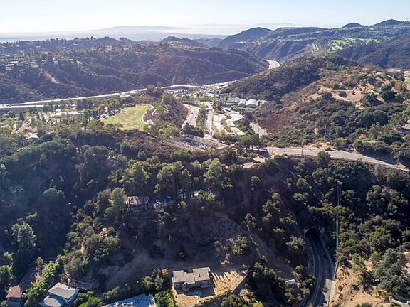5th image of 15919 Mulholland Pl