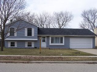105 Augusta Dr, McHenry, IL 60050
