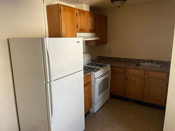 3rd image of 140 Cross St #142