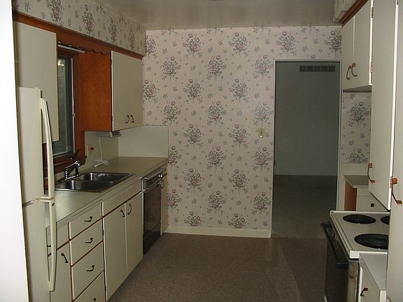 Kitchen (Alternate View)