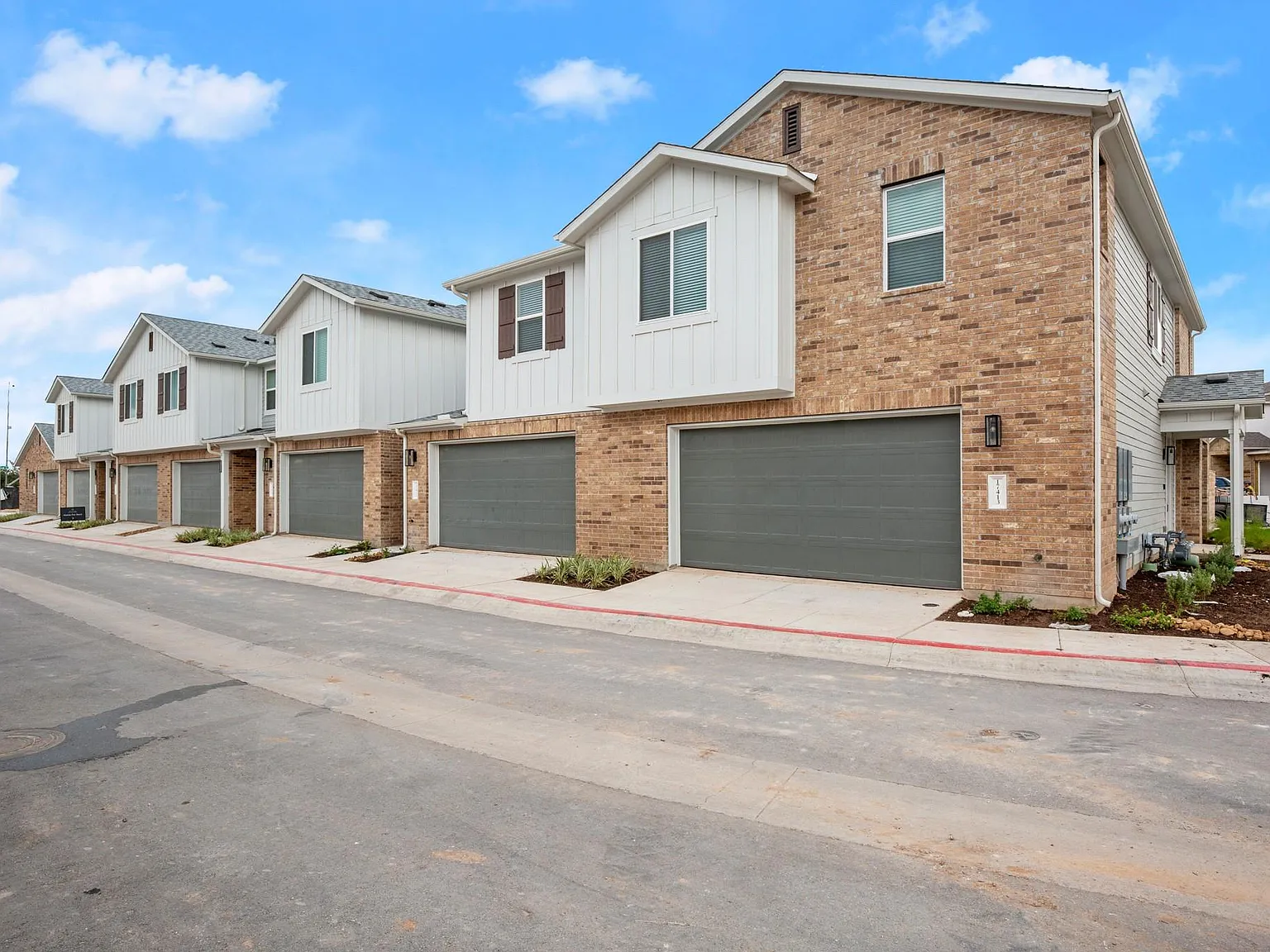 4 bed, 2.5 bath, 1964 sqft, $3,734 — Photo 2
