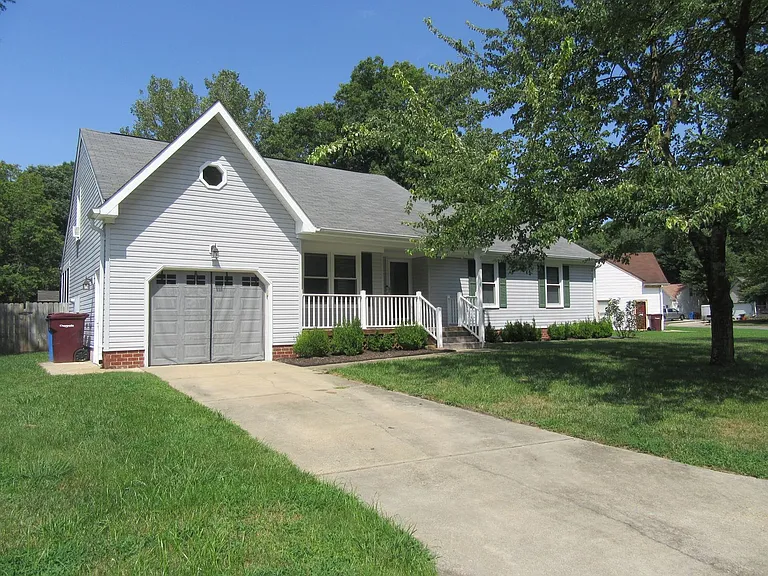 2400 Broadnax Cir — Photo 1