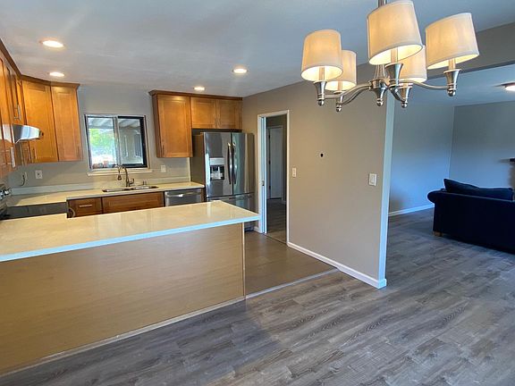 3rd image of 628 Walker Dr
