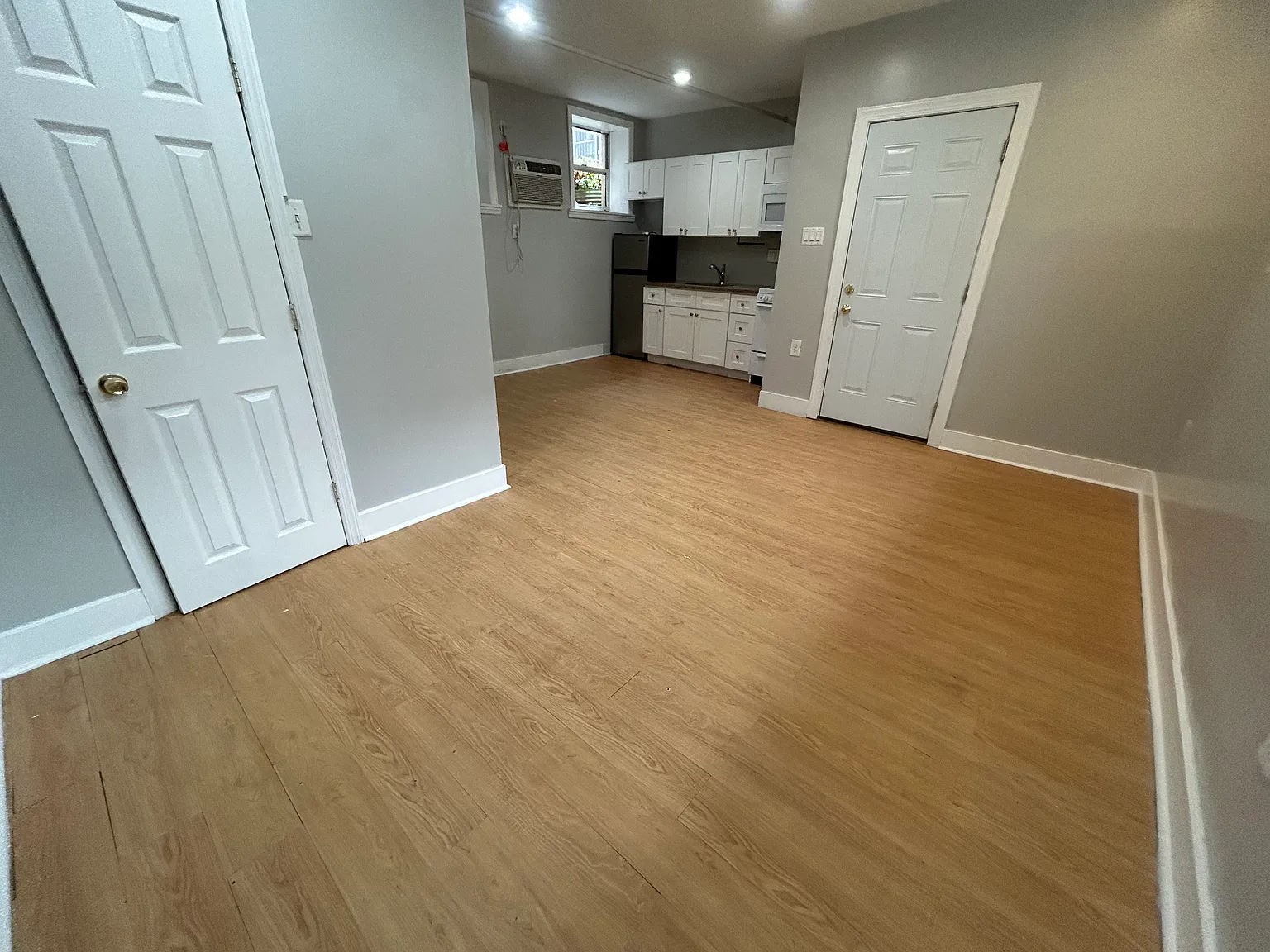 Studio, $890 — Photo 3