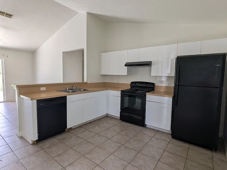 1040 Gary Dr — Photo 7