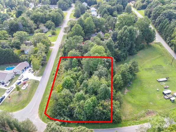 1 Regency Rd #1, Mooresville, NC 28117