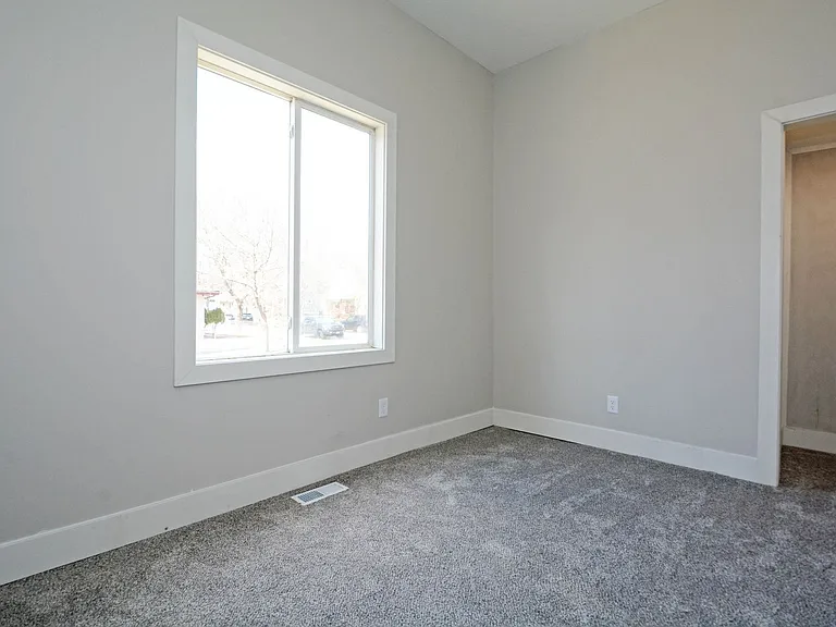 294 Winifred St E — Photo 7