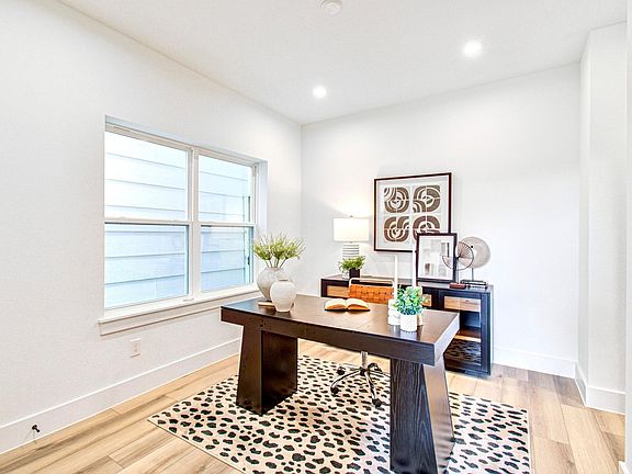 4th image of 737 W 21st St