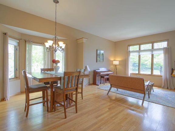 10' ceilings! Welcoming open floor plan. Beautiful hardwood floors.