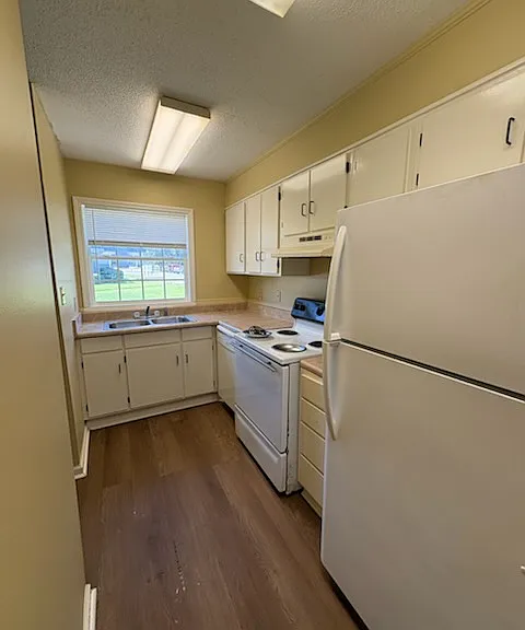 1426 S Lee St E — Photo 1