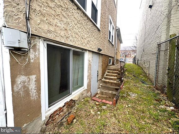 5th image of 2432 4th St NE