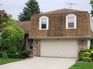 6 Newtown Ct W, Buffalo Grove, IL 60089
