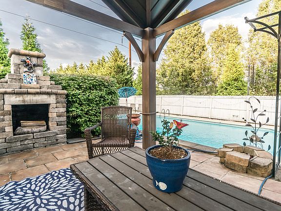 3rd image of 309 Emerald Chase Cir