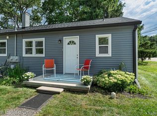 2388 W Auburn Rd, Rochester Hills, MI 48309