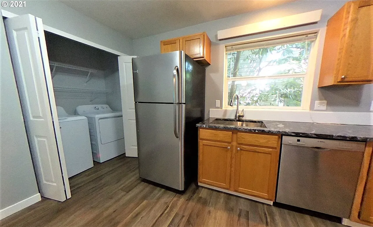 2 bed, 1.5 bath, 995 sqft, $1,895 — Photo 3