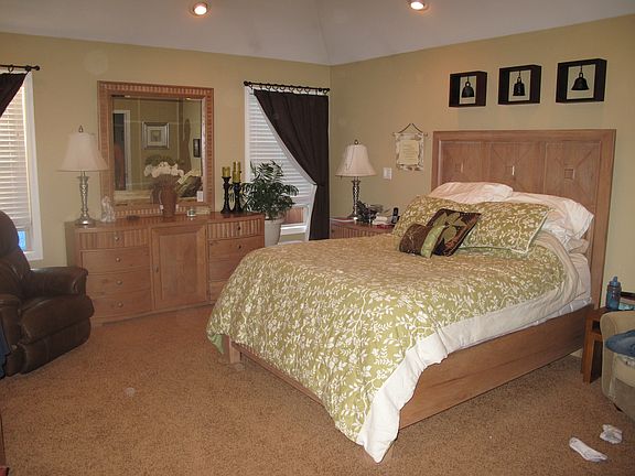 3rd image of 821 Camelot Dr