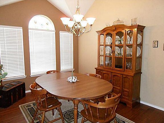 4th image of 1572 Hansberry Dr