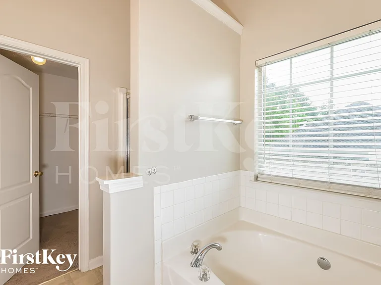 4447 Chester Ln — Photo 10