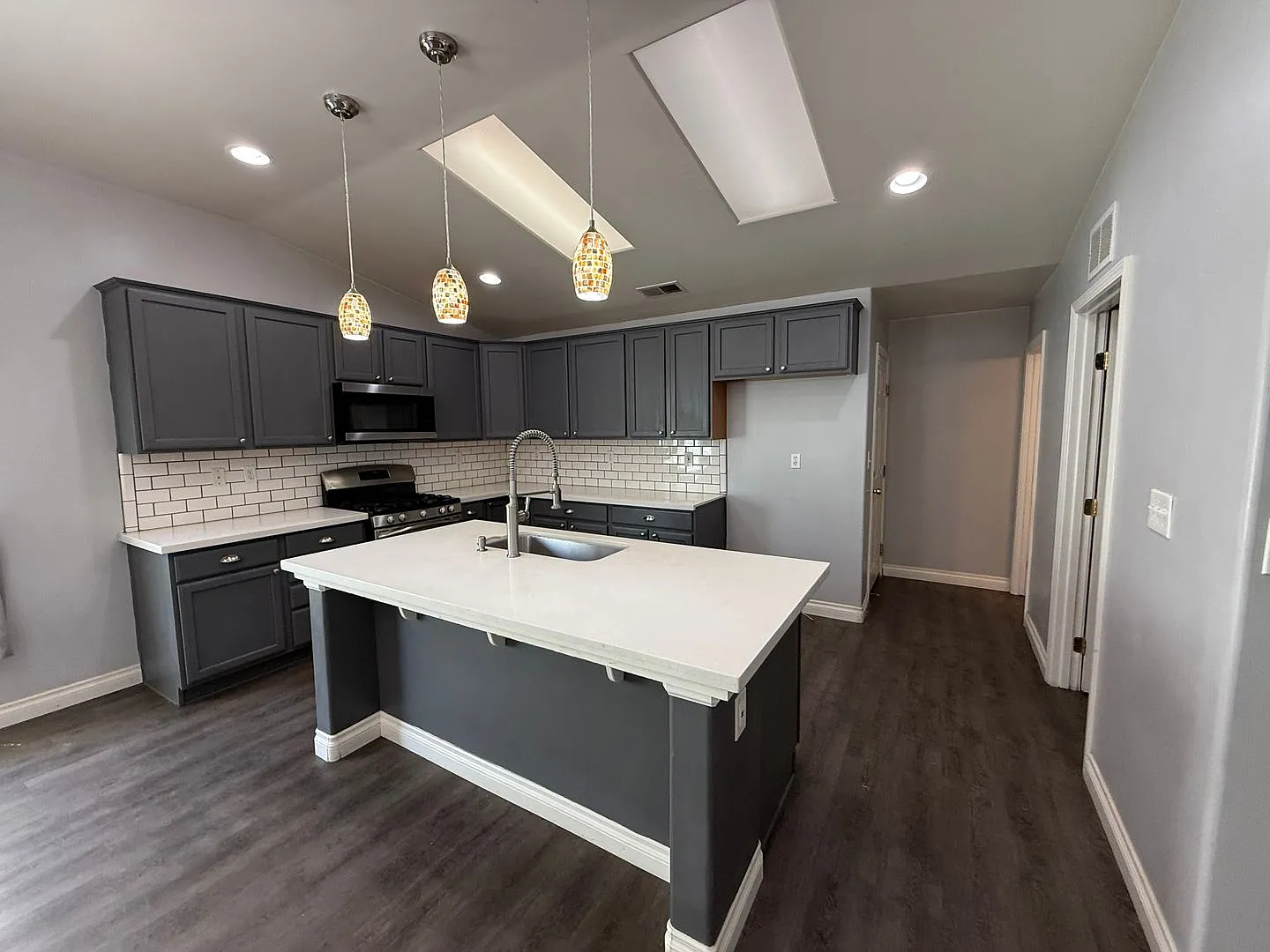 Beautiful 4 Bedroom, 3 Bathroom Home with Enclosed Patio & Stunning Backyard — Photo 4