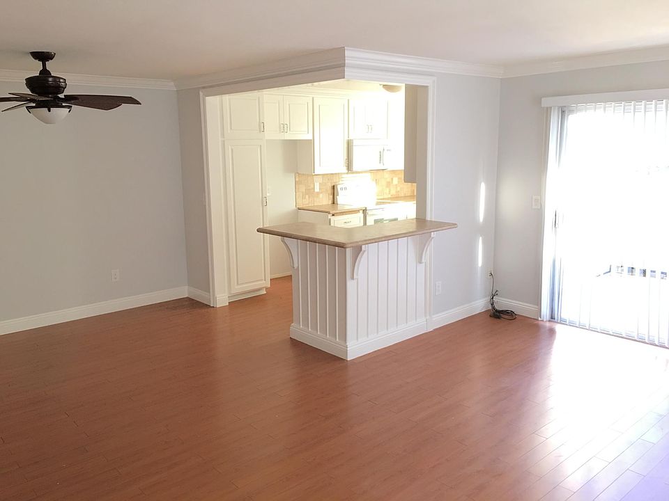 Open bar between kitchen and living area
