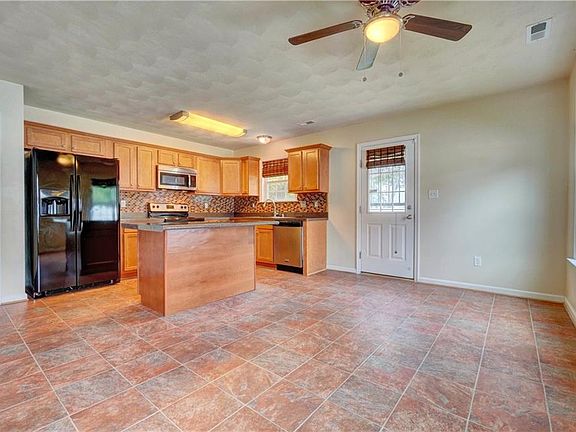4th image of 1231 Hanson Ave