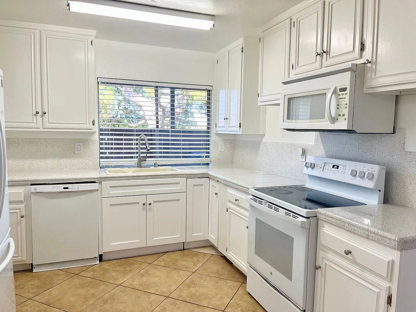 Spacious 3 Bedroom 2 Bathroom Town-Home with In-Unit Laundry, Pool and 2 Parking Spaces! — Photo 4