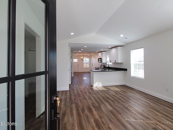 4th image of 1034 Adams Ave