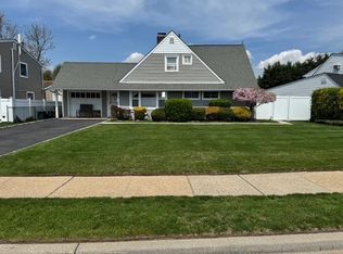 18 Ripple Ln, Levittown, NY 11756