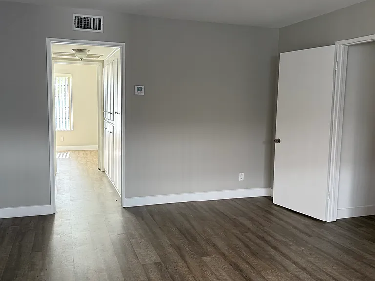 Burbank Apartments — Photo 16