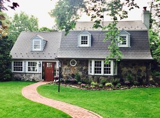 10 Shadow Ln, Williston Park, NY 11596