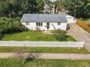 49 Willow St, Central Islip, NY 11722