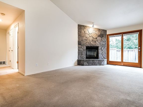 4th image of 4149 W Lake Sammamish Pkwy NE