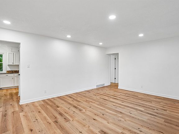 4th image of 3214 Fairlane Dr