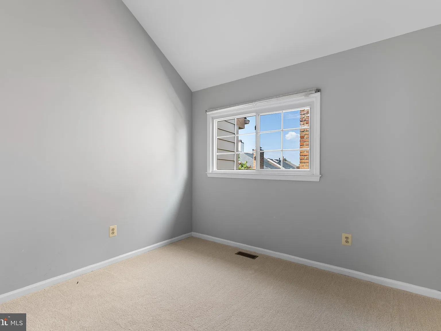 3 bed, 4.0 bath, 1860 sqft, $3,000 — Photo 3