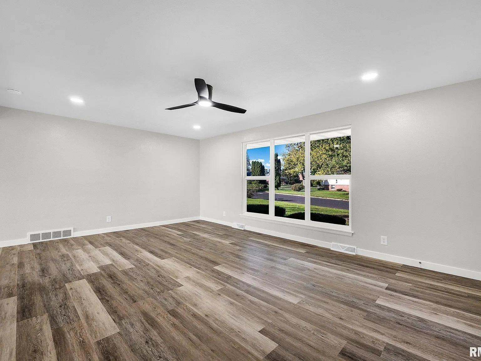 3 bed, 1.0 bath, 1500 sqft, $2,200 — Photo 3