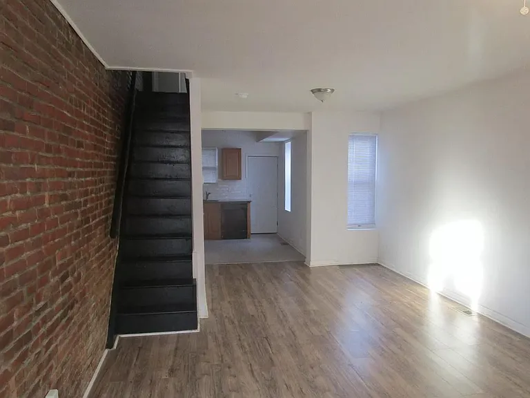 827 E Madison St — Photo 5