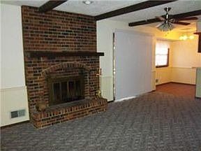 4th image of 408 NE Cole Ct