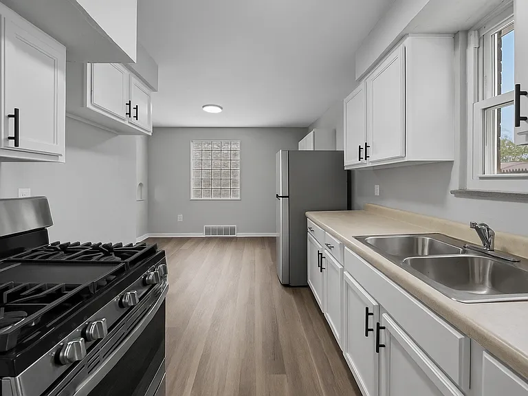 21001 Priday Ave — Photo 5