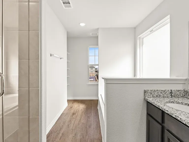 405 Sussex Dr — Photo 9