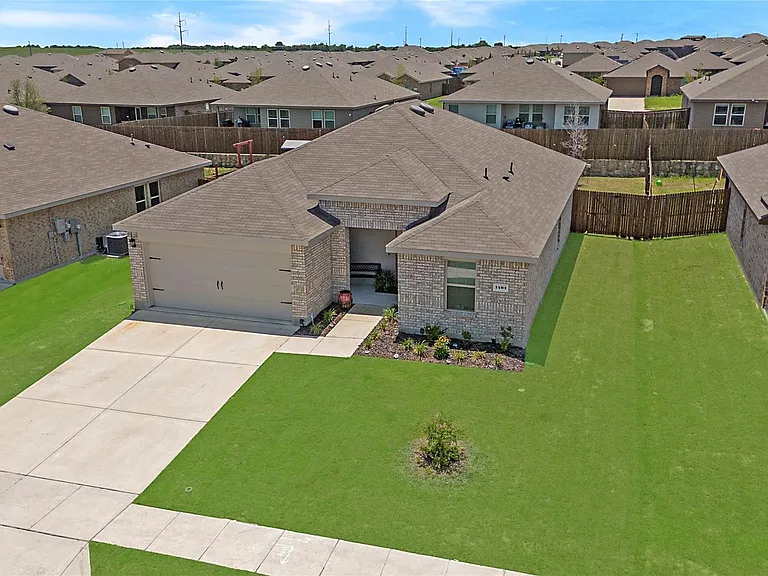 1404 Old Trail Rd — Photo 4