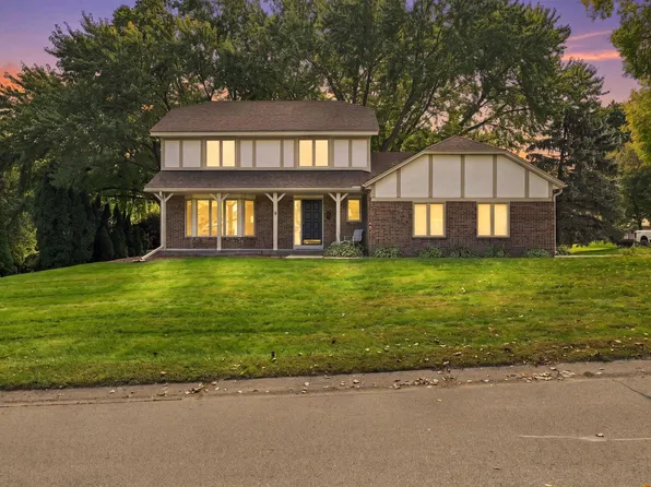 18731 Maple Leaf Dr, Eden Prairie, MN 55346