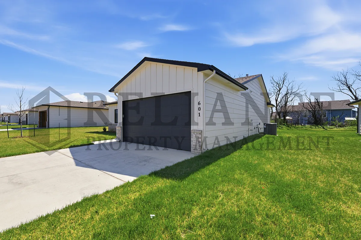 Building Photo - 737 E Elmwood St