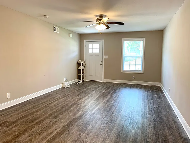 886 Lutz Ln — Photo 3