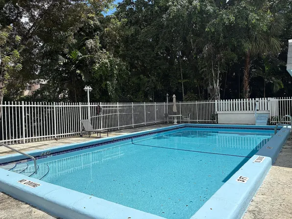 15902 SW 95th Ave W, Miami, FL