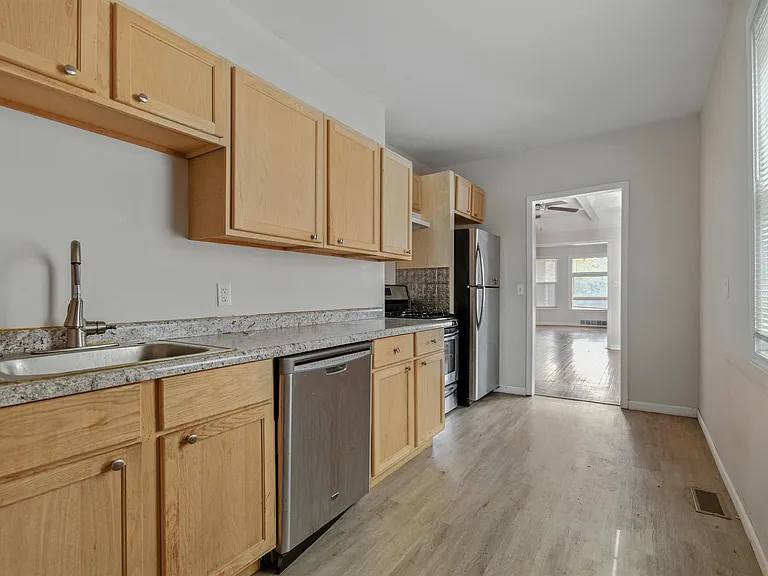 1595 W Grand Blvd — Photo 12