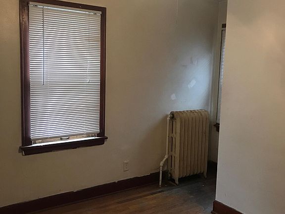 3rd image of 114 Bernard St E